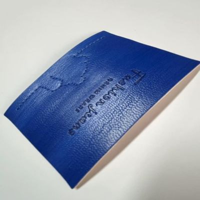 크로켓 재킷 가방에 돋보이는 파란색 청바지 가죽 태그 라벨